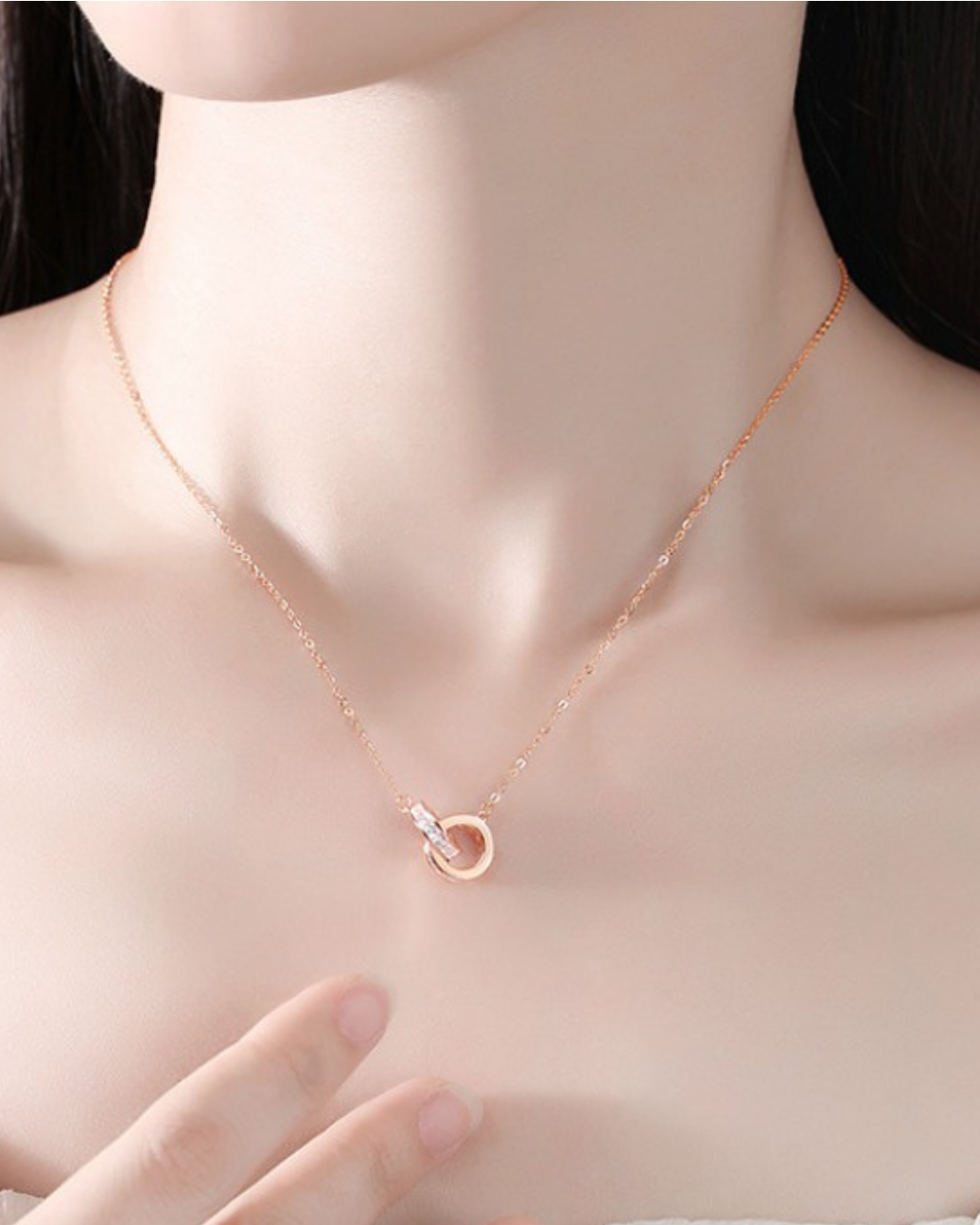Double linked circle pendant necklace